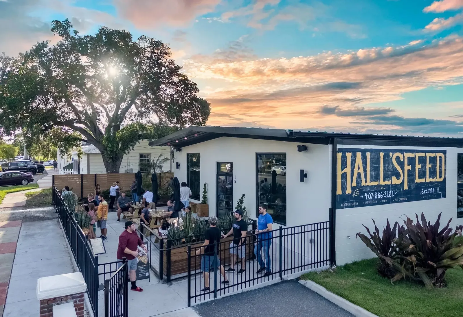 Hall's on 5th