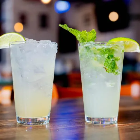 The Tradicional and Mojito cocktails on a counter.