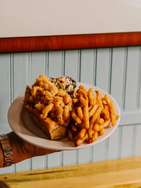 The American clam bar is one of the oldest food traditions on the East Coast. Real ones are getting harder to find, even in New England, so we figured St. Pete deserved one this summer🦞🦪
Raw little