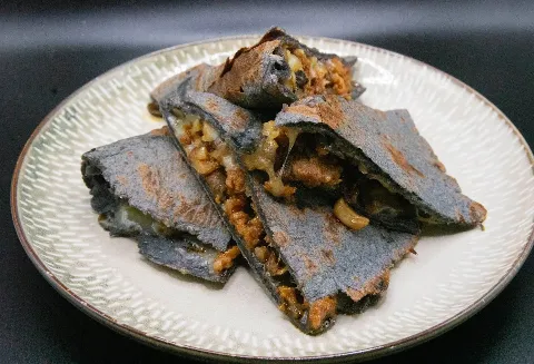 Quesadillaaaaa 🤤 we mix our masa with flour or rice flour to create a flexible tortilla for quesadillas. The crispness is just 🤌 
.
@chefdillon &lsquo;s creation 
.
.

#quesadilla #quesadillas #food