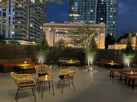 Tomorrowland, bar