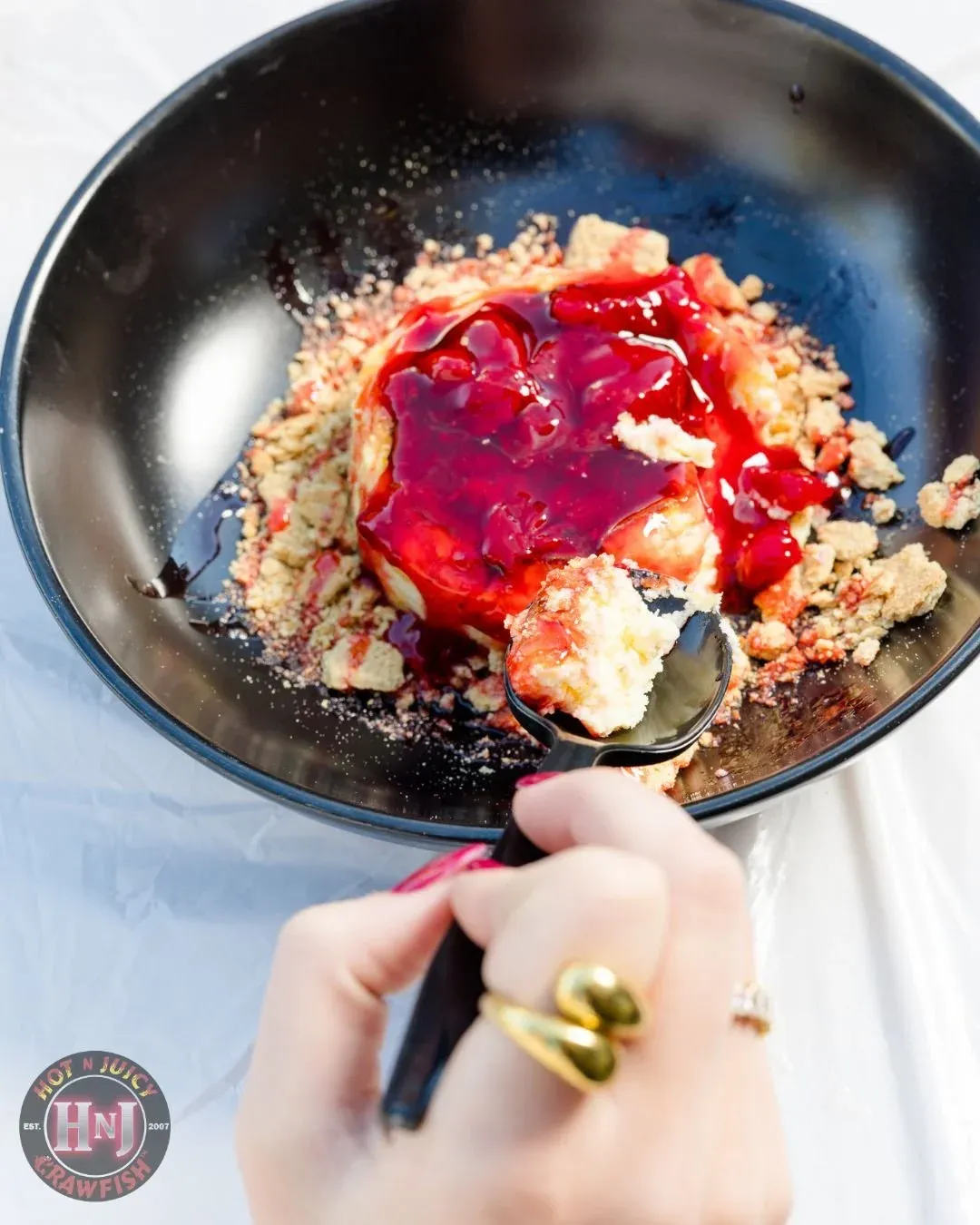 Don't sleep on Hot N Juicy desserts! Our last course can get messy too &ndash; try our Basque Cheesecake topped with strawberry, powdered sugar, or chocolate and caramel. 🤤 #HNJ #SweetEndings

📷: @d