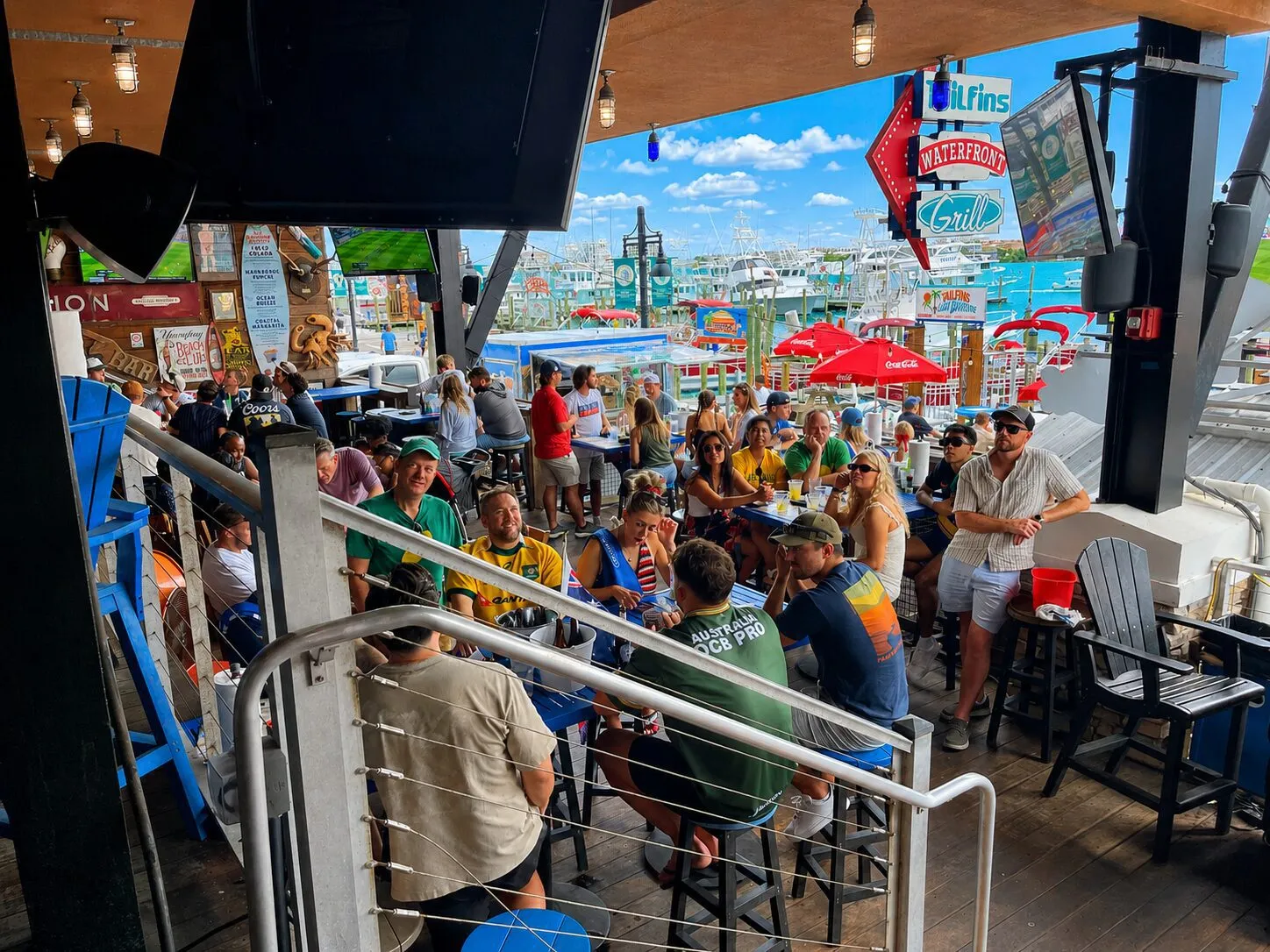 Tailfins Waterfront Grill, bar