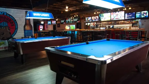 Brew Hounds Sports Lounge, bar