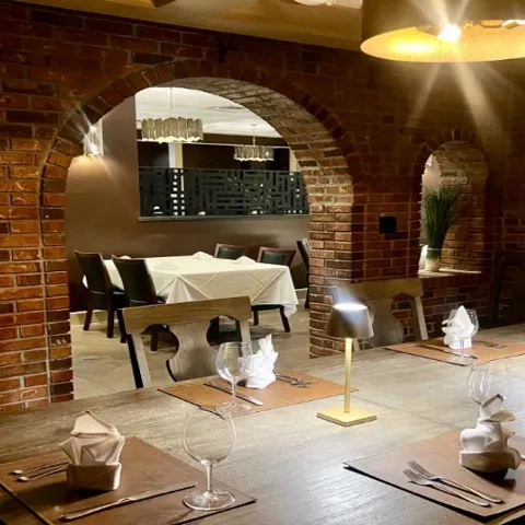 Chef's table room with brick walls and archway.