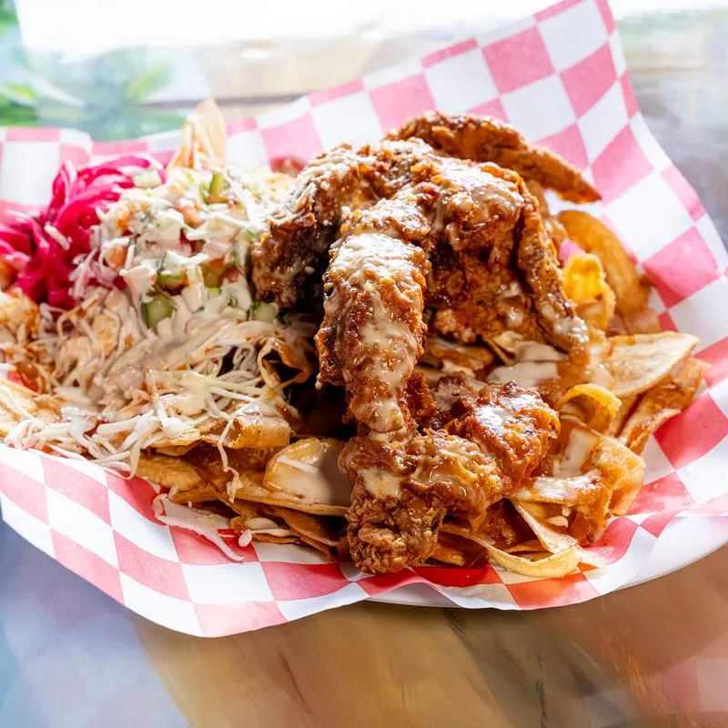 Pollo con Tajadas dish.