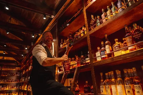 Warren - American.Whiskey.Kitchen, bar