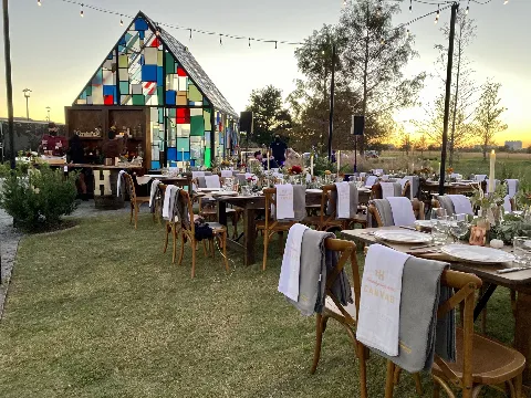 outside group dining setting
