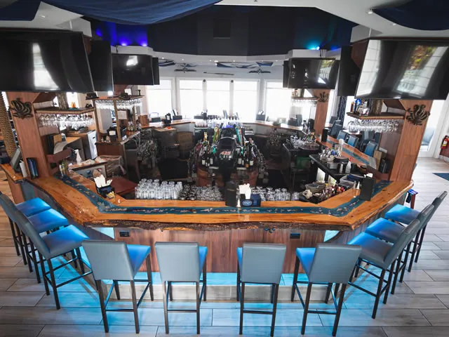 lighthouse-bar-music-dancing-beautiful-waterfront
