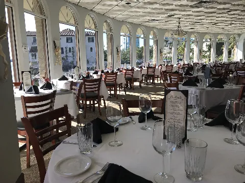 T-Michaels, interior