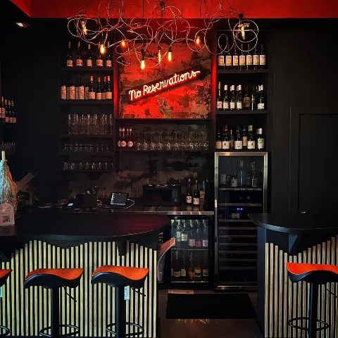 No Reservations, bar