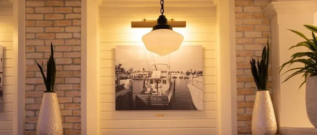 Catch & Cut, interior