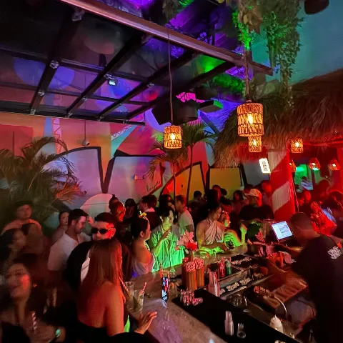 Mojito pour at Miami Mojito Company