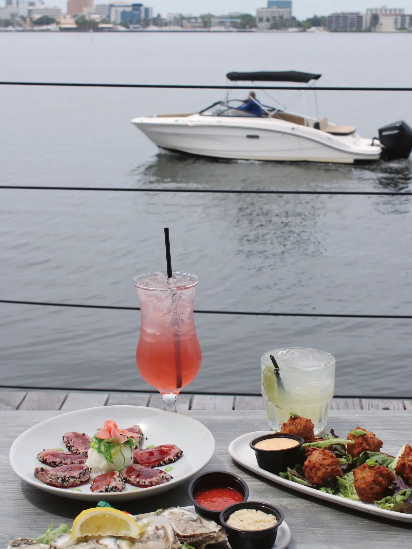 Happiest Hours at the Riverhouse 🚩 with $7 bar bites and views like this, what more could you dream of? 🚤🦪🍹| from 3-6pm daily - enjoy our happiest hours specials with discounted select house cockt