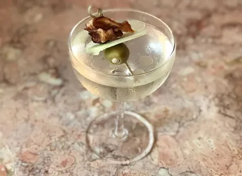 There&rsquo;s no sneaky clever or subtle way to say this... COB &amp; PEN is going to offer full bar service in the coming weeks!!! 🍸🥃 What to expect??
Crafted house cocktails, a boutique selection 