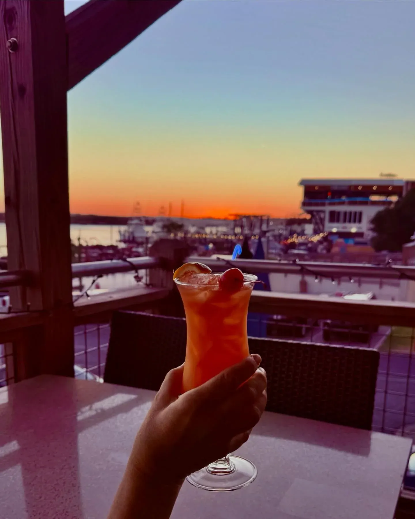 Harbor Sunset meets Harbor Breeze
🤝🌅🍹

#sunsetlovers #destinflorida #harborwalk #waterfrontdining #floridalife