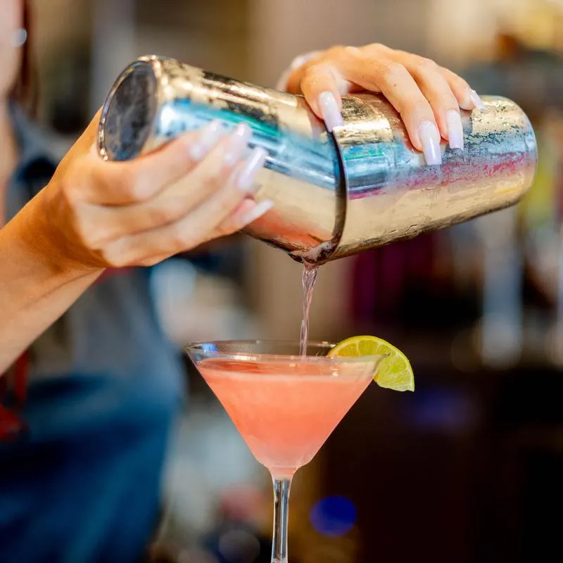 Cocktail pour.