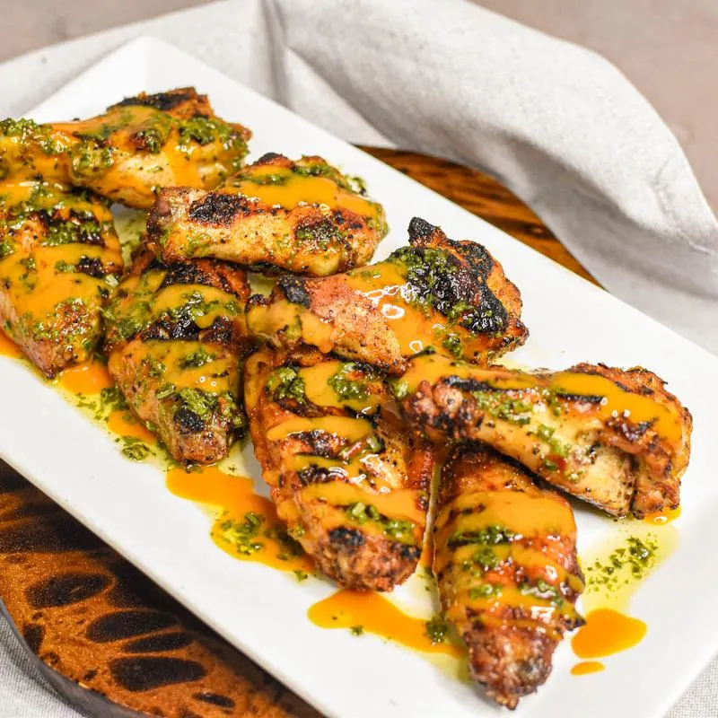 8 Wings, served.