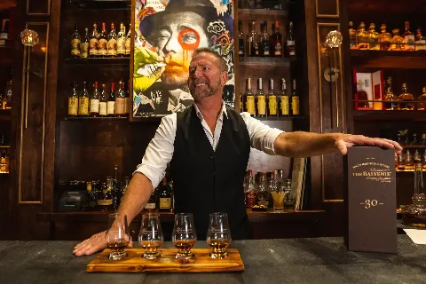 Warren - American.Whiskey.Kitchen, bar