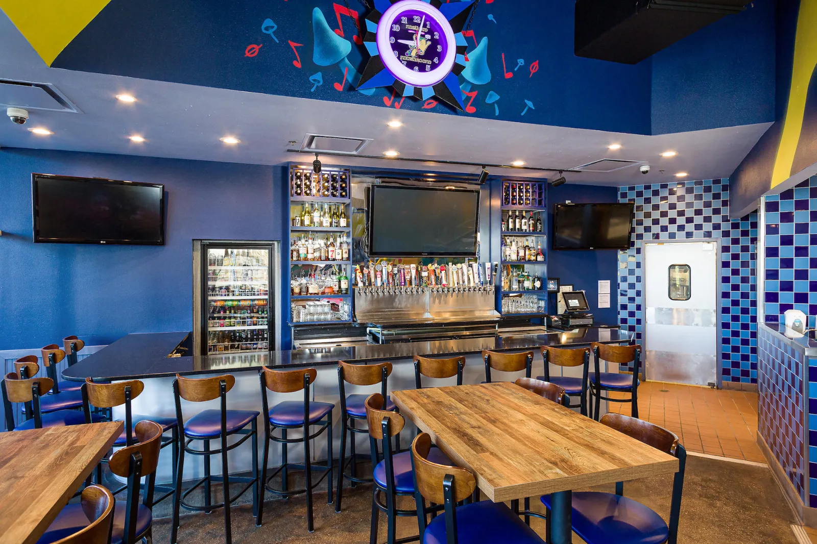 mellow mushroom dining room and bar